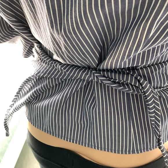 Lovely wrap Colar top with detailed cuffs - Picture 5 of 6